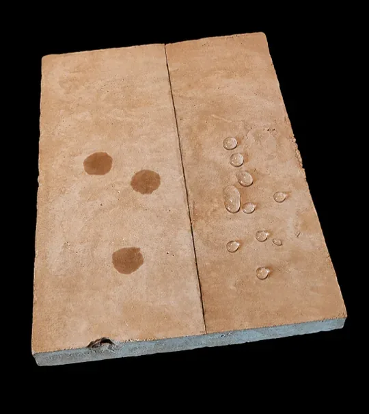 Terrakotta im Vergleich: links unbehandelt mit eingezogenem Wasser, rechts mit in|stead STONE PROTECT und abperlenden Wassertropfen.